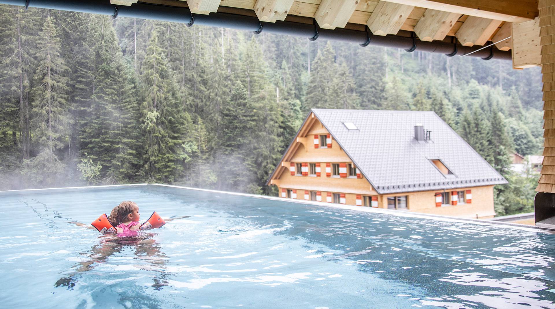 Urlaub mit dem Baby im Berghaus Schröcken im Bregenzerwald Babyhotel Berghaus Schröcken Bregenzerwald